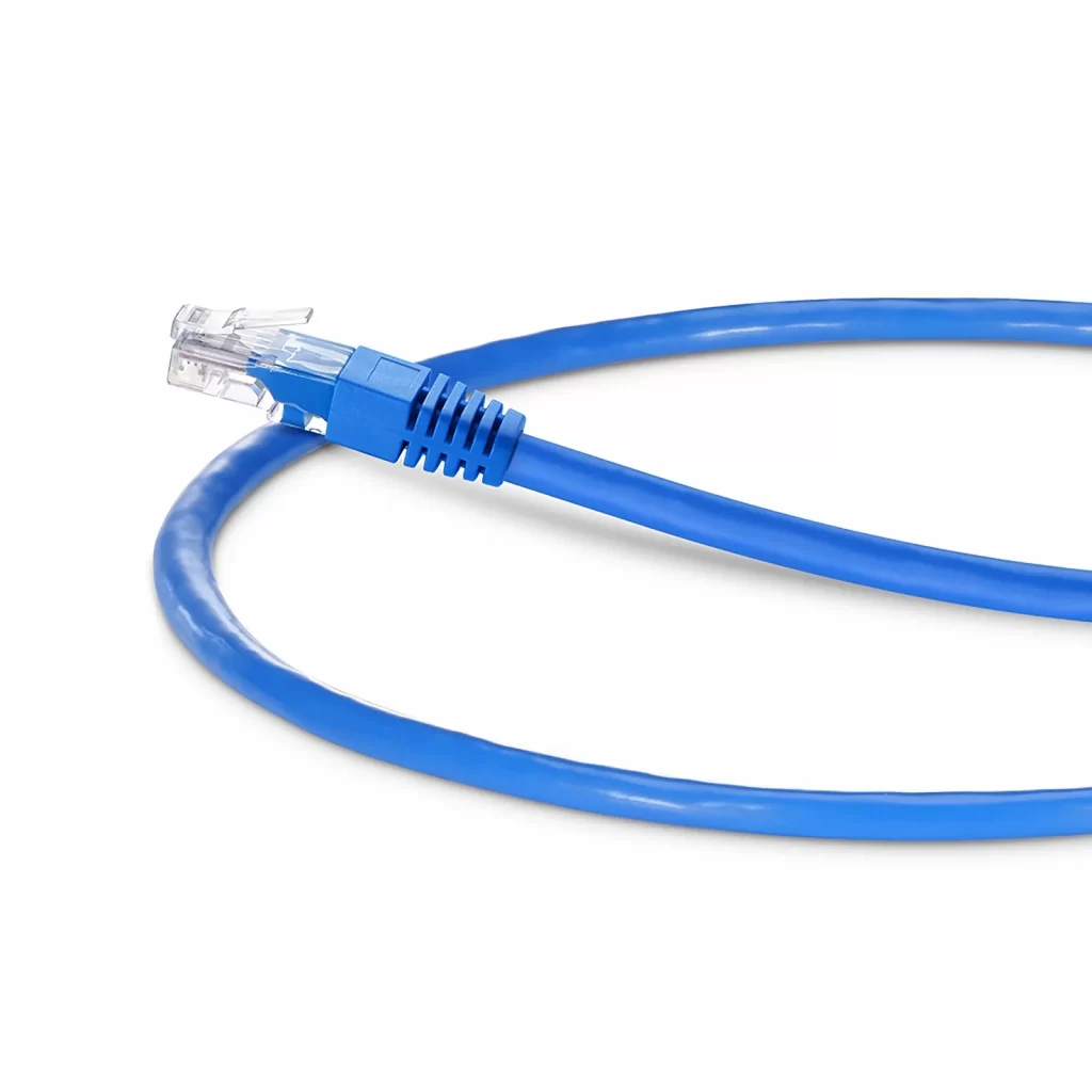 كابل شبكة إيثرنت (Cat6 26AWG U/UTP PVC CM) بطرفين بزاوية 90 درجة، من موصل RJ45 بزاوية قائمة نحو الأسفل (ذكر) إلى موصل RJ45 (ذكر)