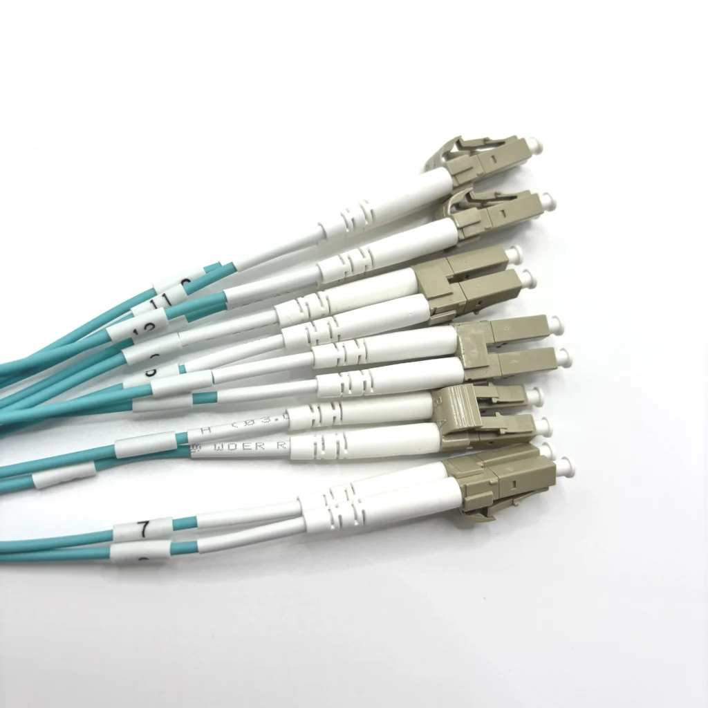 كابل تفريع الألياف البصرية MPO UPC أنثى إلى 6 LC UPC دوبلكس OM3 50/125 متعدد النمط، 12 ألياف، النوع B، إيليت، منخفض الدخان وخالي من الهالوجين (LSZH)